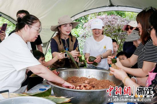 游客体验端午包粽子活动。浙江省旅游协会自驾游与房车露营分会供图