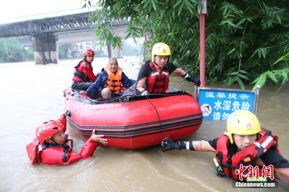 6月5日，消防救援人员涉水转移被困人员。 桂林消防 供图