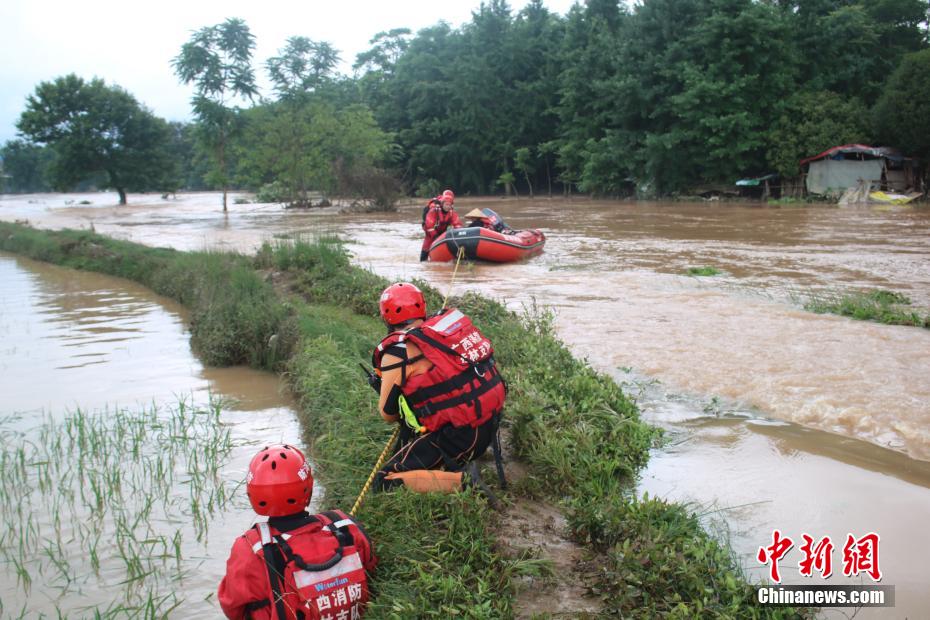 桂林持續暴雨致多地內澇 消防緊急救援