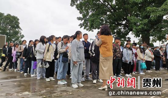 6月5日，贵州省大方县坡脚中学学生列队候车。周训贵  摄