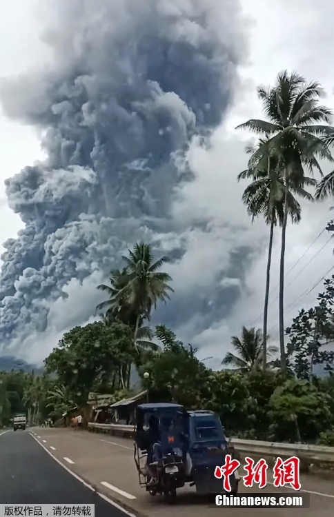 当地时间6月5日，位于菲律宾索索贡省的布卢桑火山喷发，巨大烟柱直冲天际，大量火山灰散落在附近村庄。图为民众在公路上拍到火山喷发。（视频截图）
