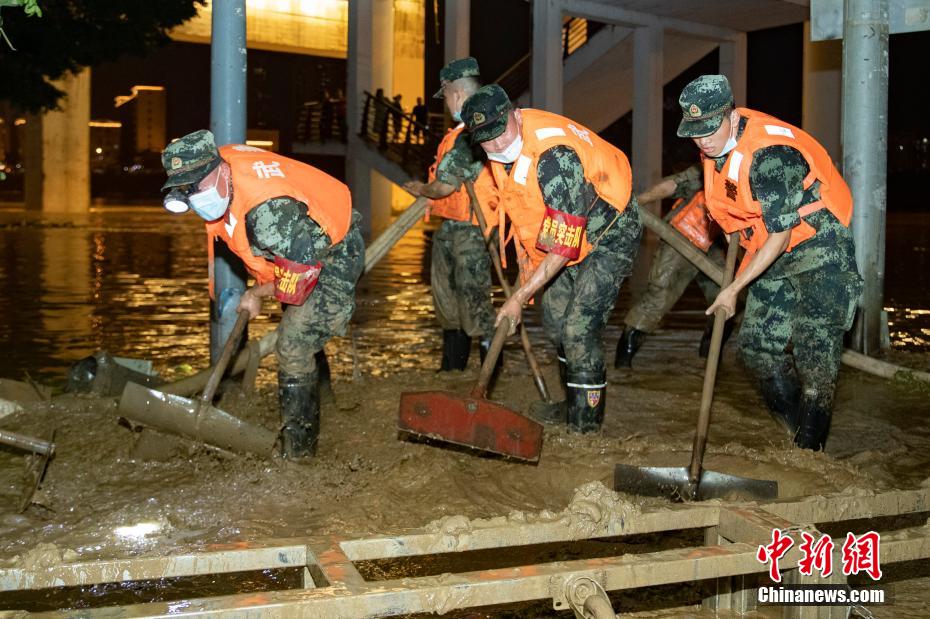 洪峰過境 廣西柳州數百武警深夜清淤9000余立方米
