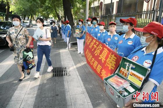 在天津耀华中学高考考点外，平均年龄70多岁的“阳光奶奶”志愿服务团队开展志愿服务。　佟郁 摄
