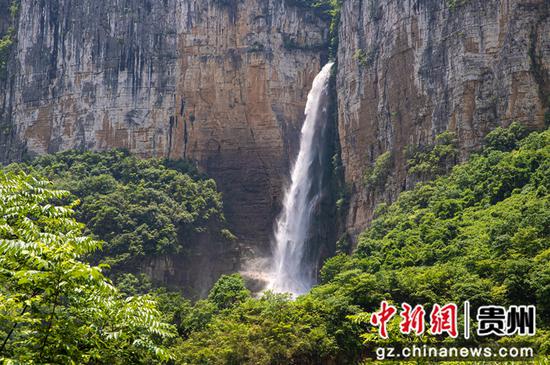 2022年6月4日拍摄的乌江一级支流贵州省黔西市境内的野纪河两岸崖壁飞瀑。