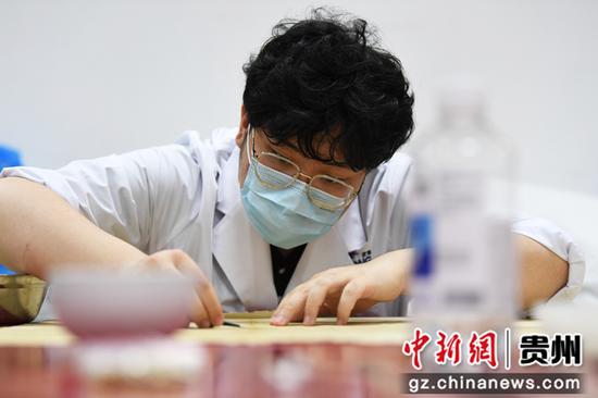 6月7日，贵州省档案馆的档案修复师正在修复老旧档案。