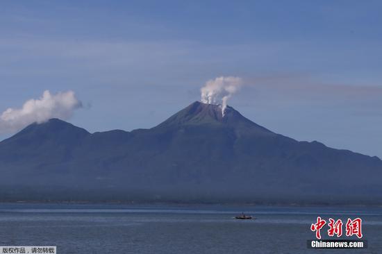 当地时间6月5日，位于菲律宾索索贡省的布卢桑火山喷发，巨大烟柱直冲天际，大量火山灰散落在附近村庄。图为当地时间6月6日，浓烟不断从火山口溢出。