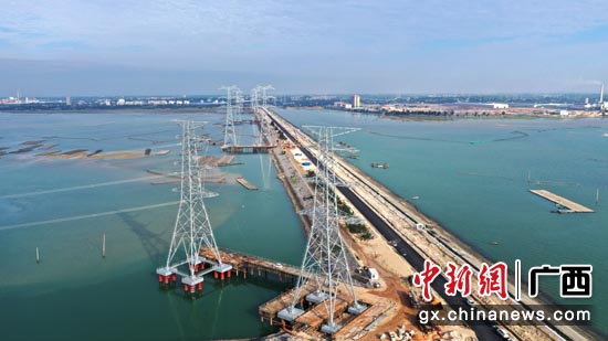 5月20日,自治区重大电源项目送出工程、南方电网重点工程500千伏神华国华广投北海电厂送出工程神华至福成线顺利全线贯通。 方宇 摄 5月20日,自治区重大电源项目送出工程、南方电网重点工程500千伏神华国华广投北海电厂送出工程神华至福成线顺利全线贯通。 方宇 摄