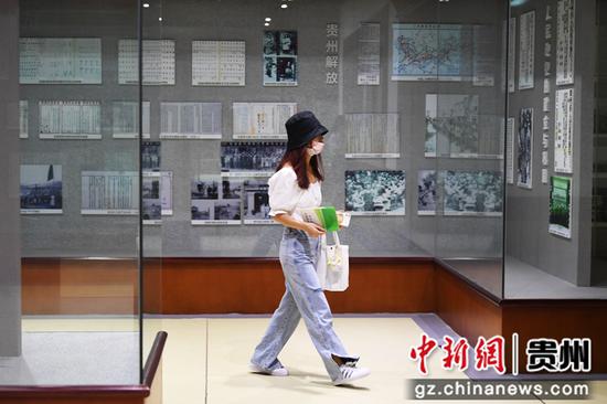 6月7日，市民在贵州省档案馆参观部分馆藏精品陈列展。