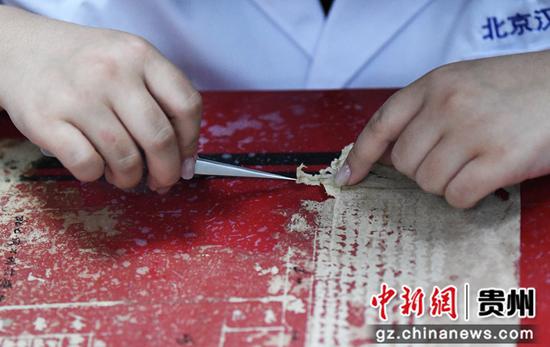 6月7日，贵州省档案馆的档案修复师正在修复老旧档案。