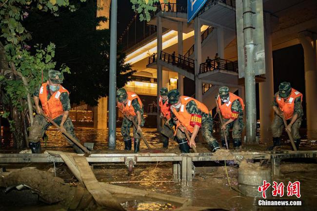 洪峰過境 廣西柳州數百武警深夜清淤9000余立方米