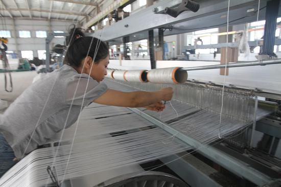 铁门关市坤茂丝网制品有限公司员工正在忙着赶制订单。