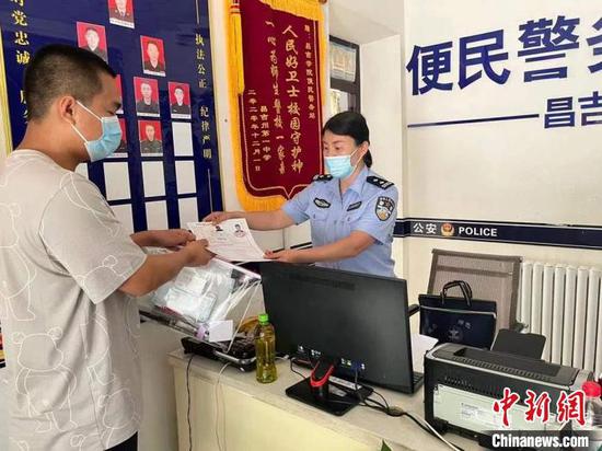 7日，昌吉市民警为考生办理临时身份证。　柯振宇 摄