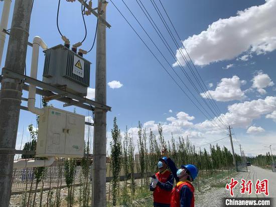 6月8日，地震发生后，国网皮山县供电公司组织人员对重要保电线路开展特巡。　董鑫鑫　摄