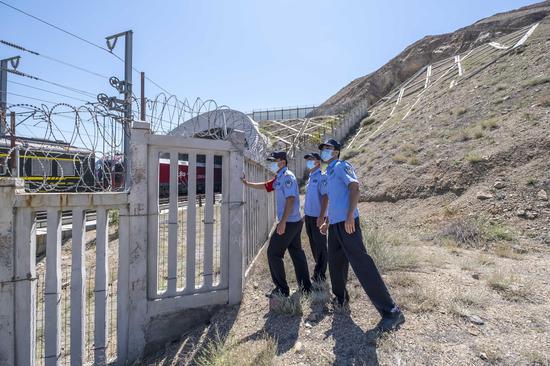 民警对旅客列车通过乌拉泊隧道口安全状况进行盯控。