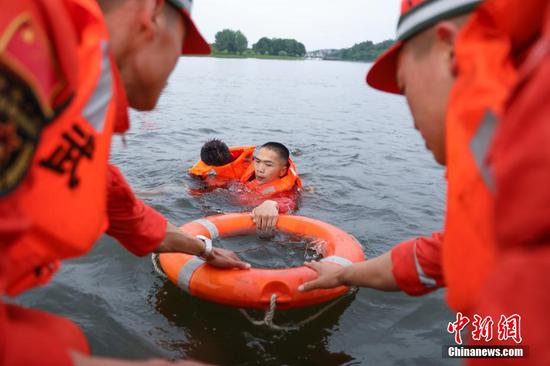 武警貴州總隊機動支隊官兵開展水上救援訓練