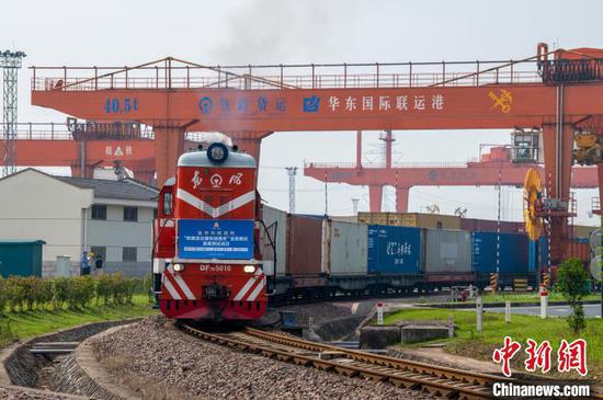 X9216次中欧班列从位于浙江金华的铁路金华南站启程。　胡肖飞　摄