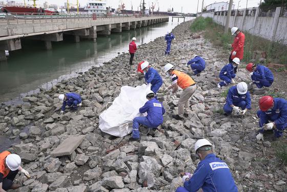 “海上环卫”小队在对海漂垃圾进行清理。中国海油天津分公司供图。