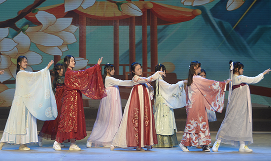 新疆察布查爾縣高級中學舉辦第二屆校園文化藝術節