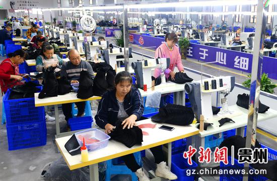 贵州添福科技鞋业加工厂一角。