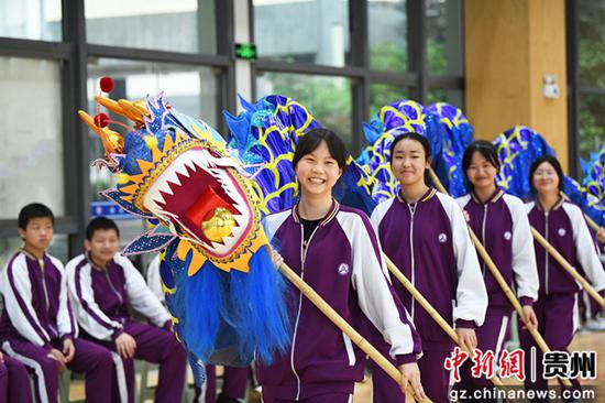 6月10日，贵州省贵阳市南明区第一实验中学舞龙社团的学生准备进行舞龙表演。