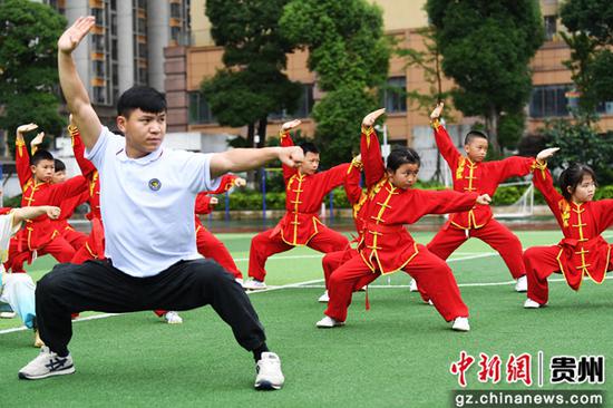 6月10日，贵州省贵阳市南明区花果园第三小学红领巾武术社团的学生正在教练的指导下进行武术训练。