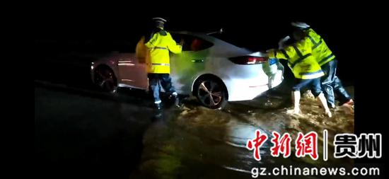 贵州安龙：暴雨中的“小黄人”