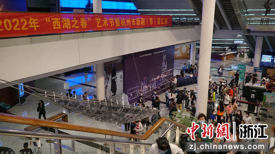 观众前来观看越剧《钱塘里》。 杭州市演艺业协会供图