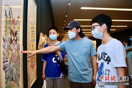 观展的中学生在欣赏展品 刘俊苍 摄