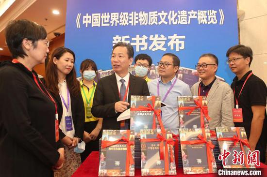 余江在《中国世界非物质文化遗产概览》新书发布现场。　天津外国语大学供图