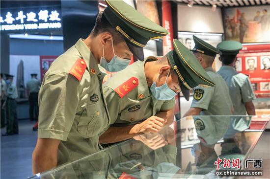 图为武警官兵参观陈列的历史文物。陈鑫  刘明  摄影报道