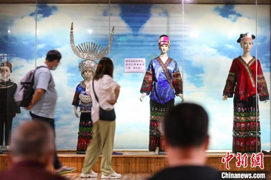 游客在西江千户苗寨景区博物馆参观。　瞿宏伦 摄