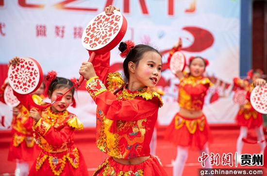6月10日，贵州省黔西市洪水镇首届中小学校园文化艺术节上，小学生进行文艺展演。