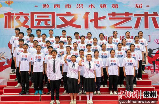 6月9日，贵州省黔西市洪水镇首届中小学校园文化艺术节上，中学生表演经典诵读。