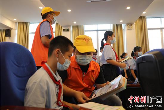 图为桂林车站青年志愿者向学生宣传讲解铁路安全知识。郑长贤 摄