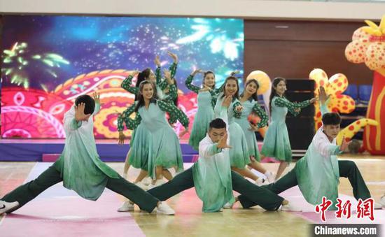 6月12日，新疆阿克苏举办二次元文化节，各族青年乐享其中，在角色互换中悦己悦人。　潘婷 　摄