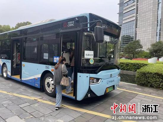 宁波移动工作人员搭乘公交车。陈文嫣供图