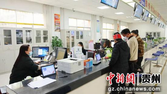 图为民众在政务服务中心办事大厅办理相关业务。