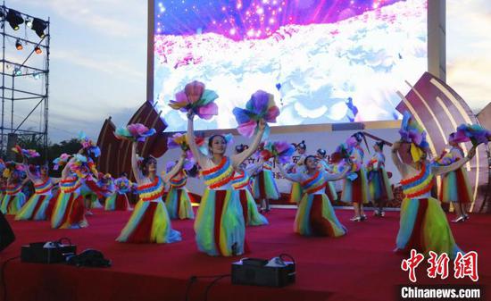 11日晚间，新疆兵团第七师胡杨河市126团“2022年戈壁母亲文化艺术旅游节”开幕。　第七师文旅局供图