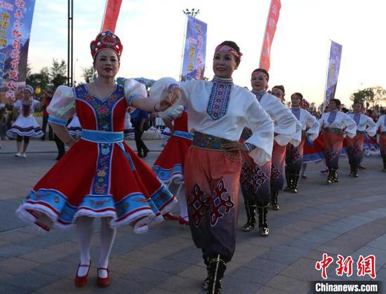 2022新疆独库公路旅游节开幕，民族歌舞表演。　陶拴科 摄