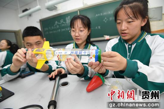 6月14日，贵阳市南明区第一实验中学的学生正在安装“水火箭”。