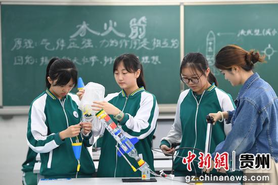 6月14日，贵阳市南明区第一实验中学的学生在老师的指导下正在安装“水火箭”。