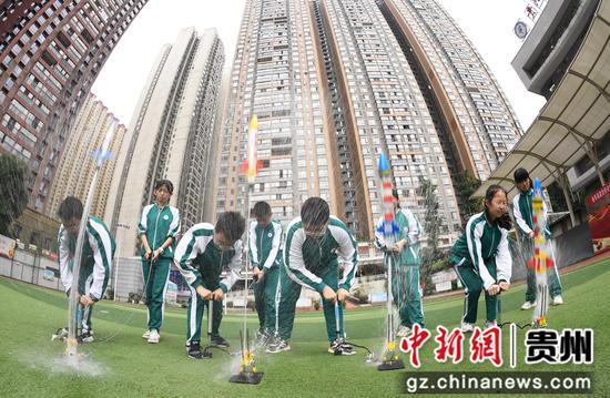 6月14日，贵阳市南明区第一实验中学的学生正在发射“水火箭”。