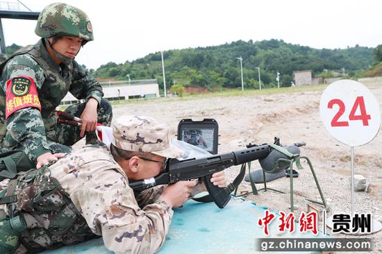 武警贵州总队新兵团组织新兵进行实弹射击训练