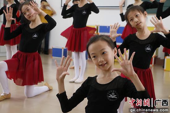 西金秀县三江中心校韦彦飞校长一行观摩电白区第七小学舞蹈特色课堂。柏德强  摄