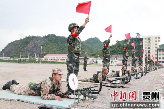 武警贵州总队新兵团组织新兵进行实弹射击训练