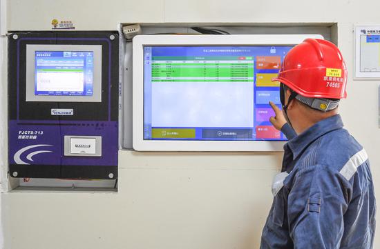 在南方电网贵州凯里施秉供电局，一名员工通过安全工器具智能系统查看安全工器具状况。