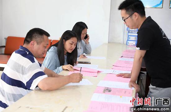 三江南站社区居民在零工市场咨询招工用工登记。 龚普康 摄