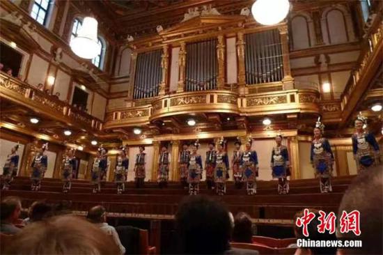 2010年黎平侗族大歌队在维也纳金色大厅演唱侗族大歌。黎平县融媒体中心供图