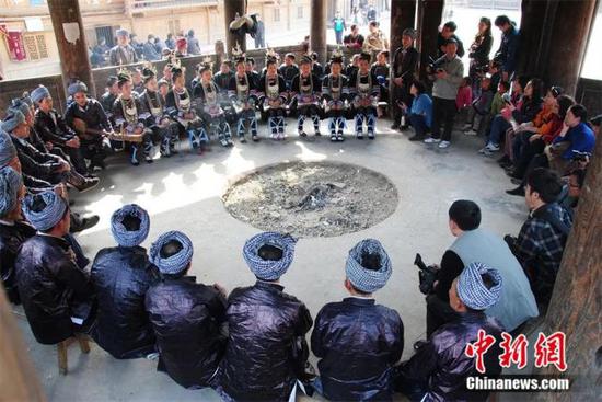 从江县小黄村，男女老少围着火塘在唱侗族大歌。中新社发 胡雁 摄