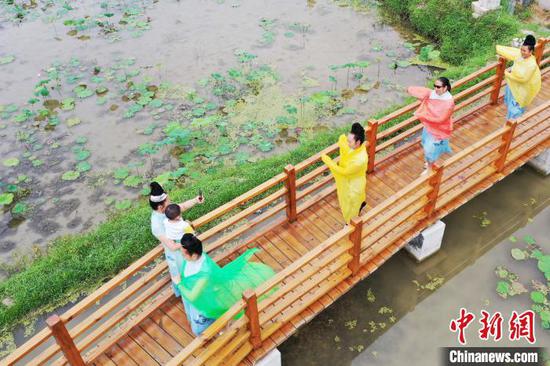 游客在从江县洛香镇荣新村四联寨赏花游玩。　吴德军 摄